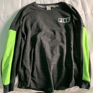 Long sleeve, with highlighted sleeves